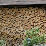 Jak postavit dřevník v zemi vlastníma rukama